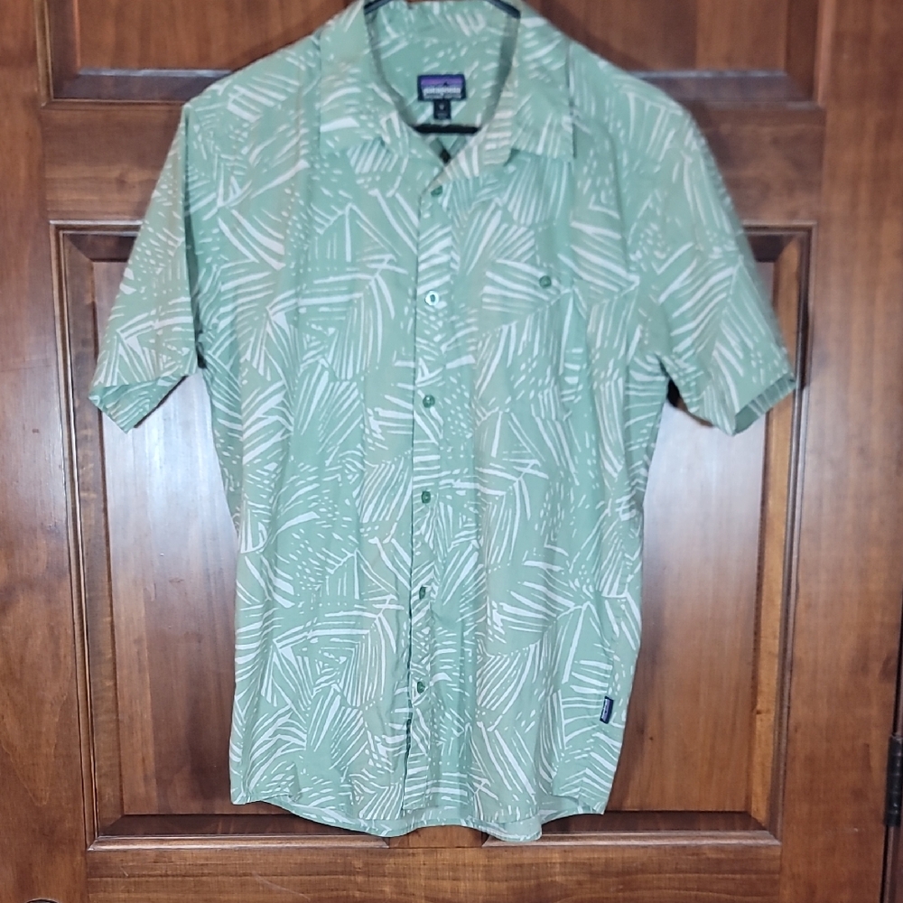Patagonia Men's Green and White Patterned Shirt